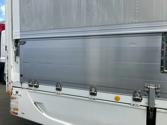 運転席側アオリにキズ・ヘコミがあります。|いすゞ ギガ PKG-CYJ77W8Aの写真42