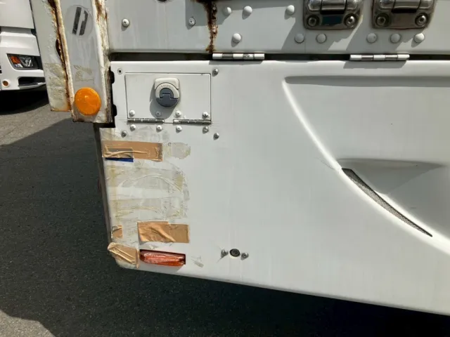 運転席側後方スカートに割れがあります。|いすゞ ギガ PKG-CYJ77W8Aの写真43