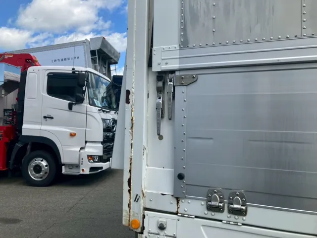 運転席側ボディーにサビ・腐食があります。|いすゞ ギガ PKG-CYJ77W8Aの写真44