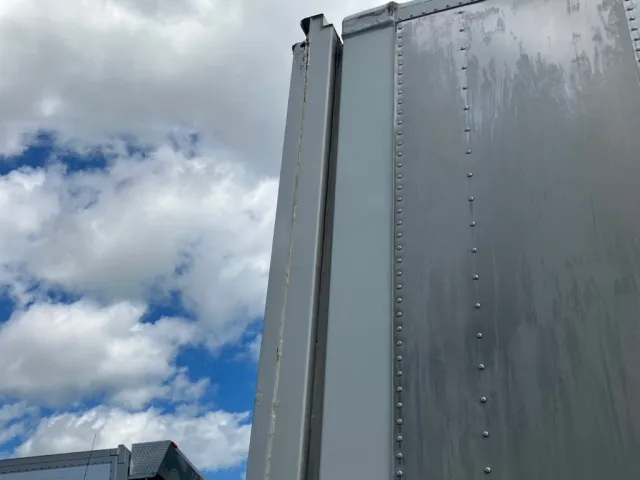 運転席側ボディーにサビ・腐食があります。|いすゞ ギガ PKG-CYJ77W8Aの写真45