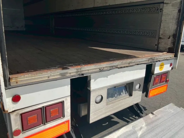 リヤゲート周りのゴムカバーに破れがあります。|いすゞ ギガ PKG-CYJ77W8Aの写真46