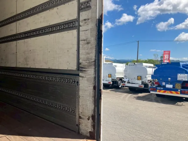 柱内側にキズ・サビがあります。|いすゞ ギガ PKG-CYJ77W8Aの写真47