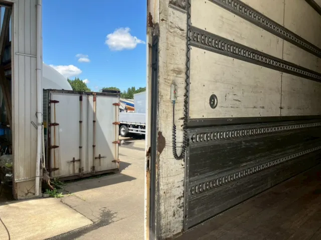 柱内側にキズ・サビがあります。|いすゞ ギガ PKG-CYJ77W8Aの写真48