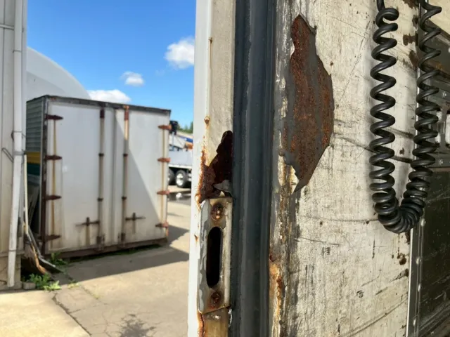 柱内側に腐食・穴があります。|いすゞ ギガ PKG-CYJ77W8Aの写真49