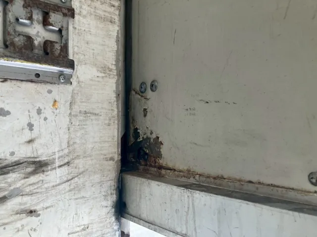 ゲート内側に割れ・エグレがあります。|いすゞ ギガ PKG-CYJ77W8Aの写真50