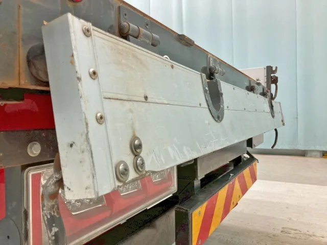 リヤアオリ内側にキズ・ヘコミがあります。(助手席側)|三菱 スーパーグレート 2PG-FV70HZの写真10