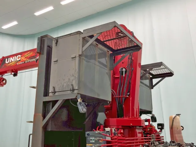 プロテクター前方左右に工具箱が付いています。|三菱 スーパーグレート 2PG-FV70HZの写真14