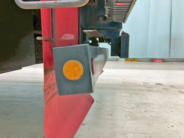 リヤバンパーに曲がりがあります。|三菱 スーパーグレート 2PG-FV70HZの写真17