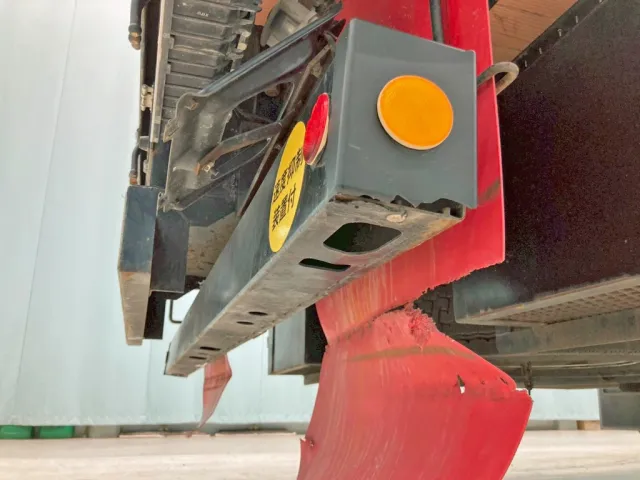 リヤバンパー運転席側カバーに割れがあります。|三菱 スーパーグレート 2PG-FV70HZの写真18