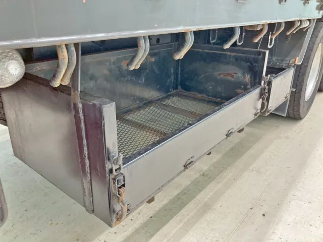 ボディー運転席側後方にりん木入れが付いています。|三菱 スーパーグレート 2PG-FV70HZの写真21