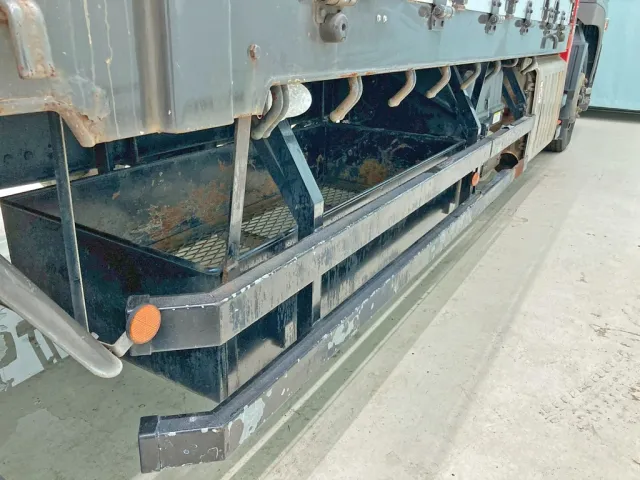 ボディー運転席側中央部にりん木入れが付いています。|三菱 スーパーグレート 2PG-FV70HZの写真22