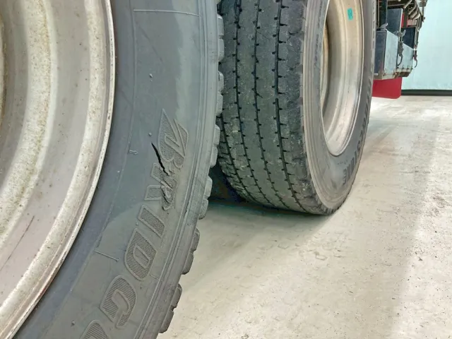 助手席側2軸目タイヤサイドウォールに亀裂があります。|三菱 スーパーグレート 2PG-FV70HZの写真23