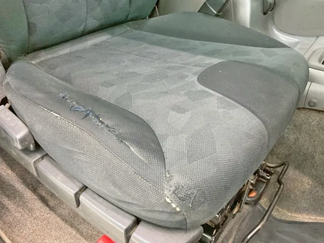 運転席側座面にヘタリ・破れがあります。|UDトラックス クオン QPG-CW5YLの写真8