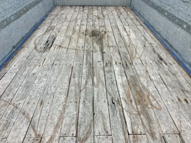 床板中央部に沈み込み 及び 助手席側に割れがあります。|UDトラックス クオン QPG-CW5YLの写真10