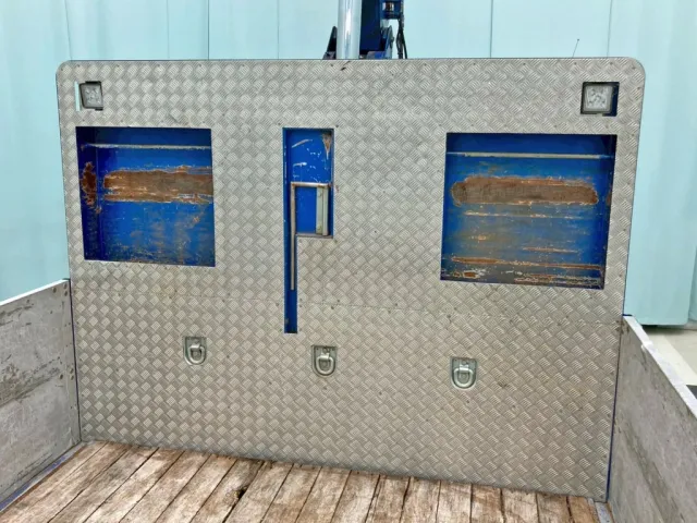 プロテクターにレバーブロック掛け付きの物入れが付いています。|UDトラックス クオン QPG-CW5YLの写真11