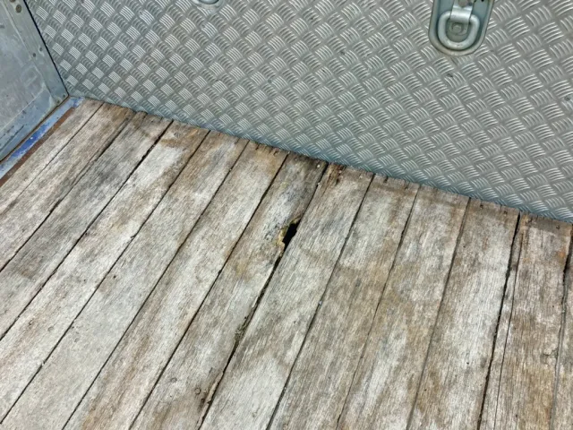 床板前方に割れがあります。|UDトラックス クオン QPG-CW5YLの写真12