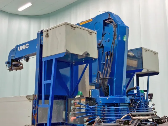 プロテクター前方左右にステンレス製の工具箱が付いています。|UDトラックス クオン QPG-CW5YLの写真13