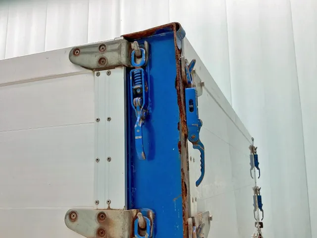 アオリの助手席側ロックステーに曲がり・サビがあります。|UDトラックス クオン QPG-CW5YLの写真15