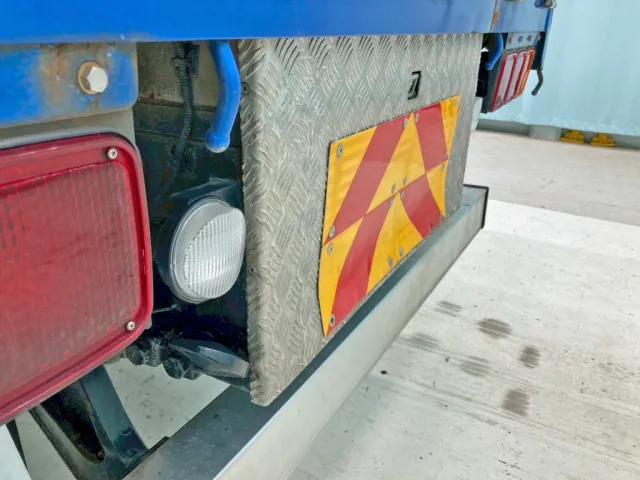 リヤ中央の縞板アルミにヘコミがあります。|UDトラックス クオン QPG-CW5YLの写真18