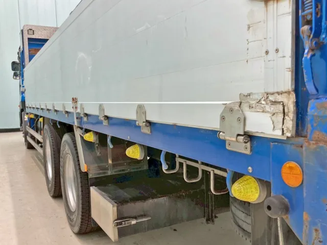 助手席側アオリ後方下部に割れ・テープ補修箇所があります。|UDトラックス クオン QPG-CW5YLの写真19