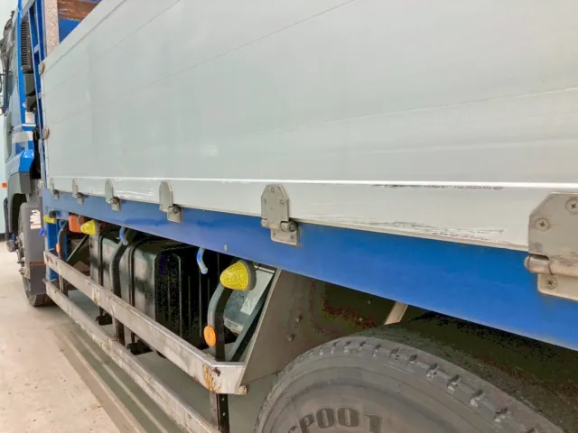 助手席側アオリ2軸目上部に引きキズがあります。|UDトラックス クオン QPG-CW5YLの写真20