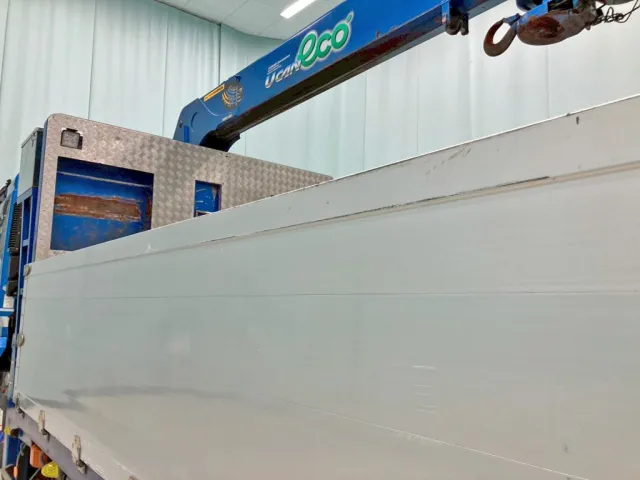 助手席側アオリ中央上部に引きキズがあります。|UDトラックス クオン QPG-CW5YLの写真21