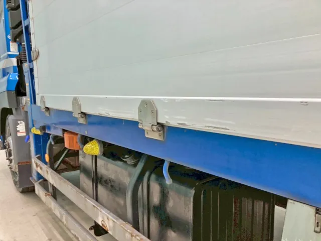 助手席側アオリ前方に引きキズがあります。|UDトラックス クオン QPG-CW5YLの写真22