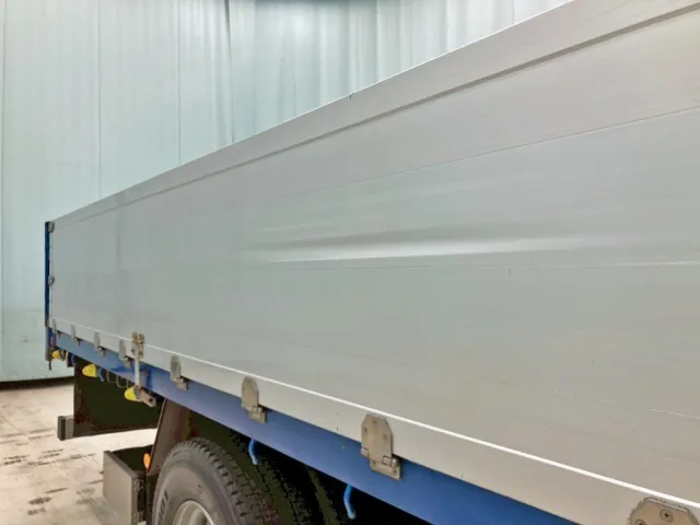 運転席側アオリ中央部にヘコミがあります。|UDトラックス クオン QPG-CW5YLの写真24