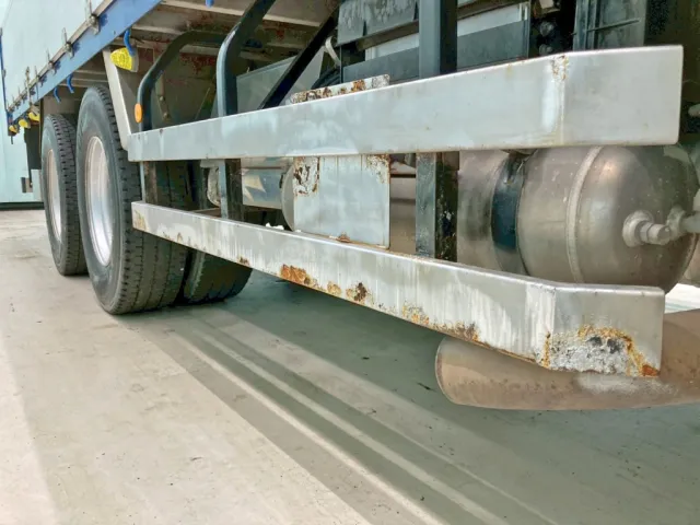 運転席側サイドバンパーにサビがあります。|UDトラックス クオン QPG-CW5YLの写真25