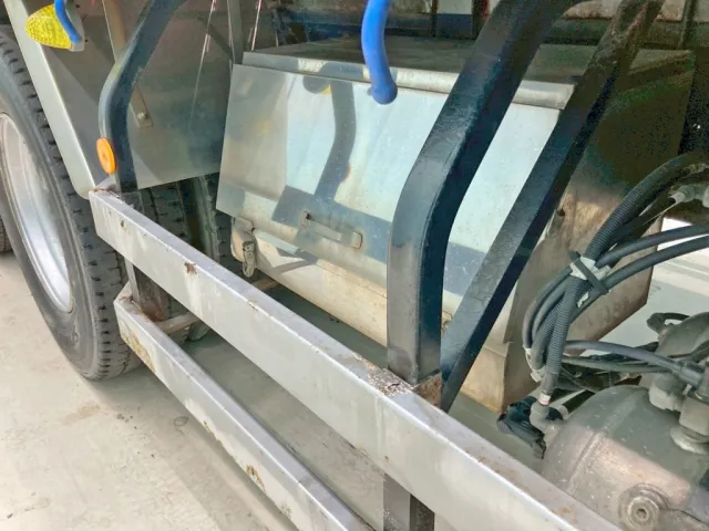 ボディー運転席側中央部にステンレス製の工具箱が付いています。|UDトラックス クオン QPG-CW5YLの写真26