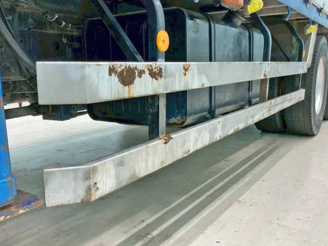 助手転席側サイドバンパーにサビがあります。|UDトラックス クオン QPG-CW5YLの写真28