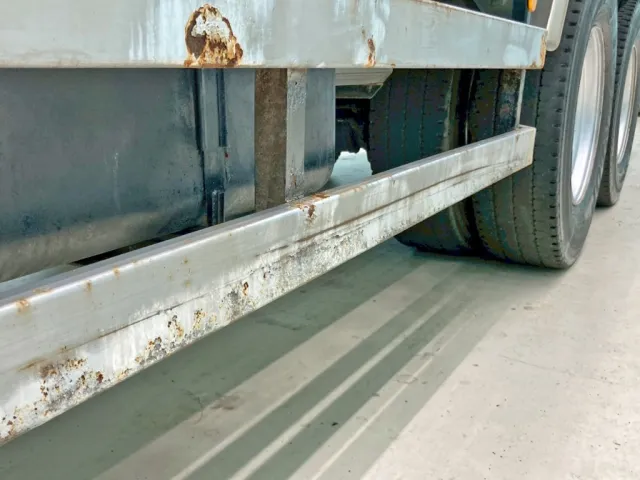 助手席側サイドバンパー後方に引きキズ・ヘコミがあります。|UDトラックス クオン QPG-CW5YLの写真29