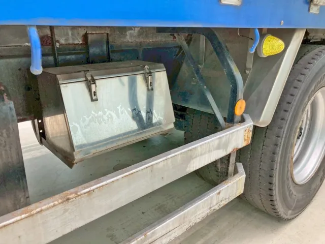 ボディー助手席側中央部にステンレス製の工具箱が付いています。|UDトラックス クオン QPG-CW5YLの写真30