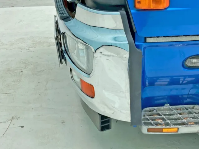 フロントバンパー助手席側にキズ・ヘコミがあります。|UDトラックス クオン QPG-CW5YLの写真38