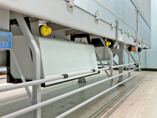 ボディー運転席側中央部に工具箱が付いています。|トレクス  PFN24103改の写真17