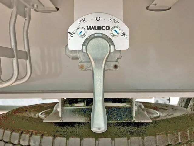 エアサスの昇降レバーです。|トレクス  PFN24103改の写真20