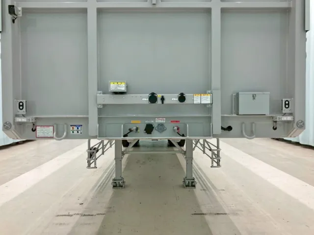 ボディー前方左右にもウイングの開閉スイッチが付いています。|トレクス  PFN24103改の写真24