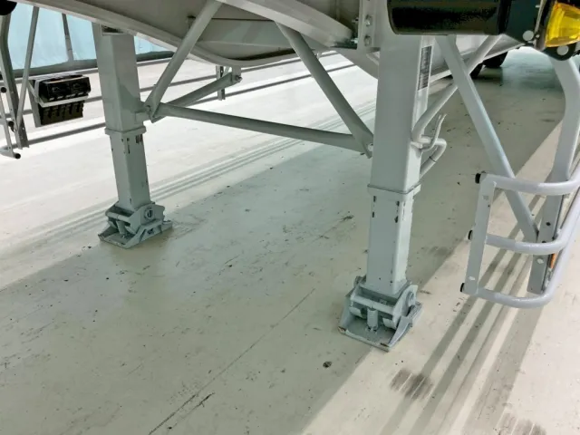 脚は手動式です。|トレクス  PFN24103改の写真30