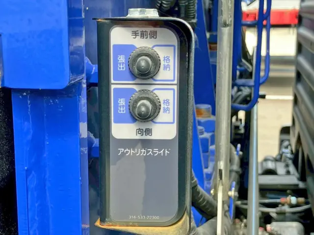 アウトリガーの張出のスイッチです。|日野 プロフィア 2DG-FW1AHCの写真19