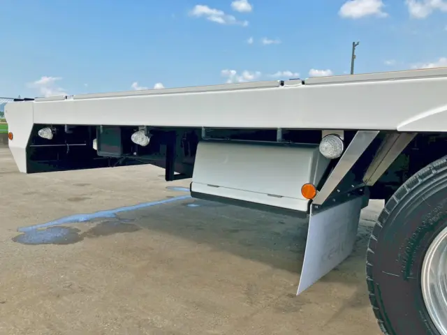 ボディー運転席側後方に工具箱が付いています。|日野 プロフィア 2DG-FW1AHCの写真24