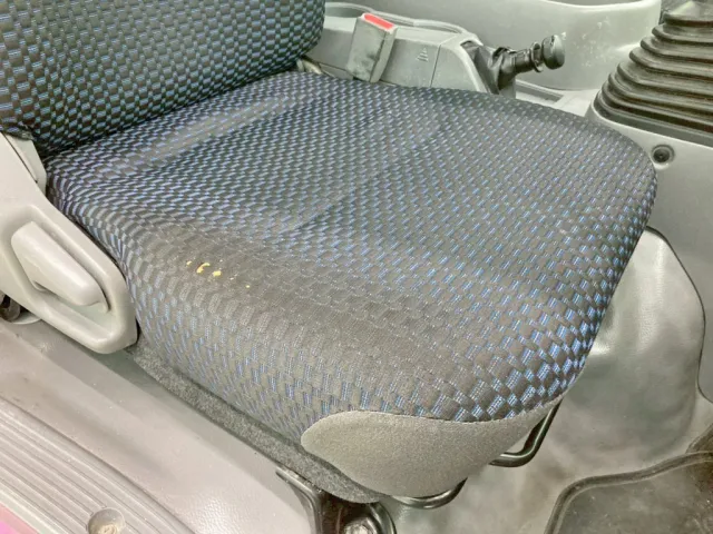 運転席座面にヘタリ・破れ・穴あきがあります。|日野 デュトロ 2KG-XZU700M(2WD)の写真8