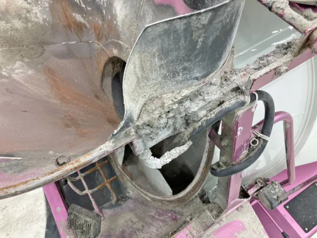 投入口の洗浄装置が欠品しています。(ホースが切断されています)|日野 デュトロ 2KG-XZU700M(2WD)の写真12