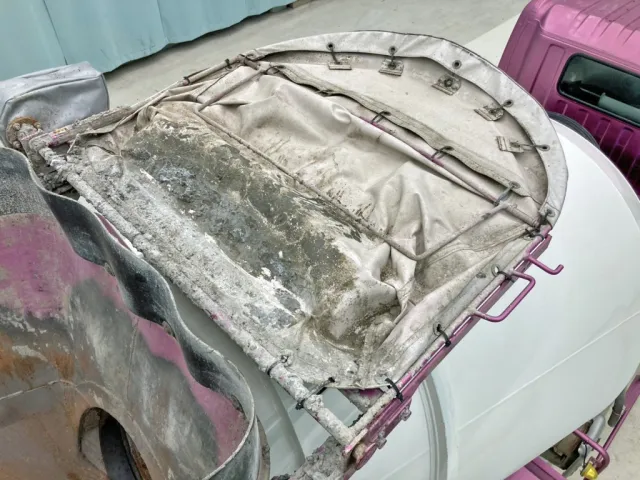 ホッパーカバー裏側にコンクリが付着しています。|日野 デュトロ 2KG-XZU700M(2WD)の写真13