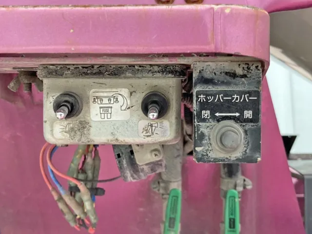 外付けのホッパーカバーの開閉スイッチです。(キャビン内の電源スイッチONで作動します)|日野 デュトロ 2KG-XZU700M(2WD)の写真24