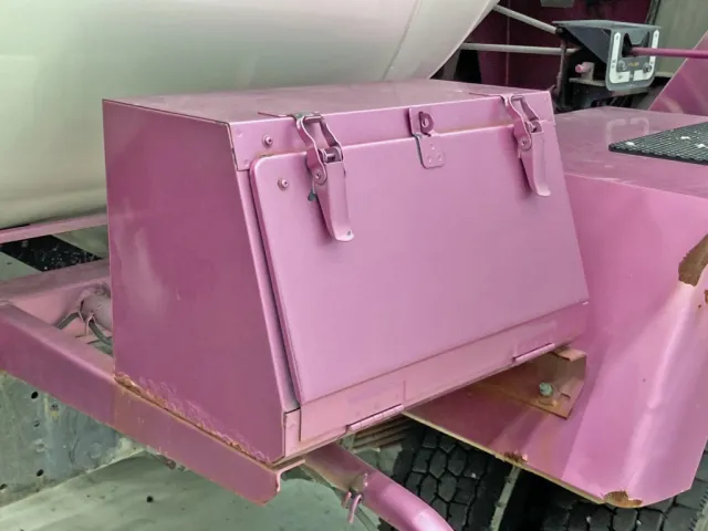 助手席側に工具箱が付いています。|日野 デュトロ 2KG-XZU700M(2WD)の写真27