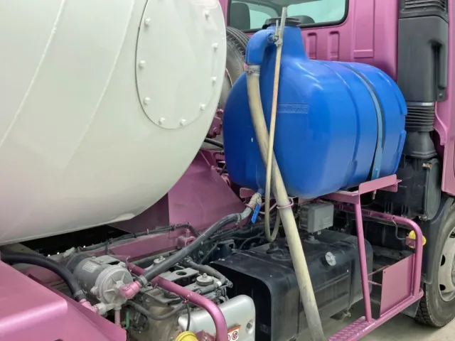 運転席側に水タンクが付いています。|日野 デュトロ 2KG-XZU700M(2WD)の写真28