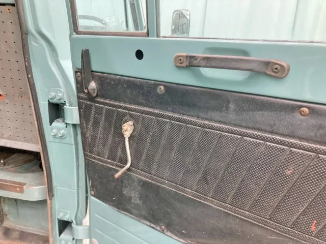 後列運転席側の窓開閉レバーは代用品です。|三菱  T200CPの写真13