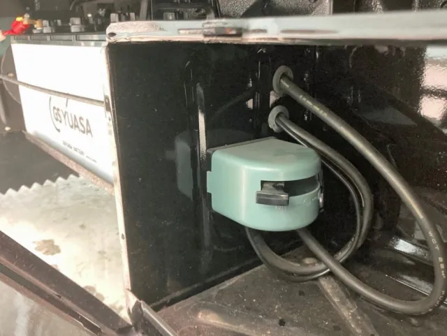 工具箱内にバッテリーのメインスイッチが付いています。|三菱  T200CPの写真24