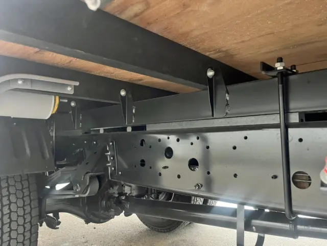 シャーシとネタの状態です。(縦ネタ鉄製・横ネタは木製です)|日野 レンジャー 2PG-FD2ABA(2WD)の写真6