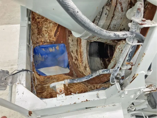 スクープ部にサビ、洗浄装置に詰まりがあります。|いすゞ ギガ 2KG-CXZ77CTの写真11